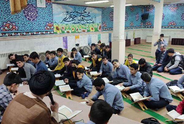 جزء‌خوانی قرآن کریم در دبیرستان حاجیه‌خانم ثقفی ناحیه چهار قم