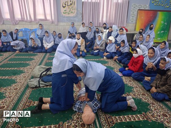 جلسه  آموزشی طرح ماهر سفیران سلامت در مدرسه بنت المهدی صدر ۲