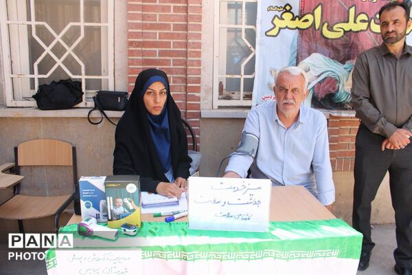 برپایی میز خدمت و ایستگاه پایش سلامتی توسط مراقبین سلامت مدارس