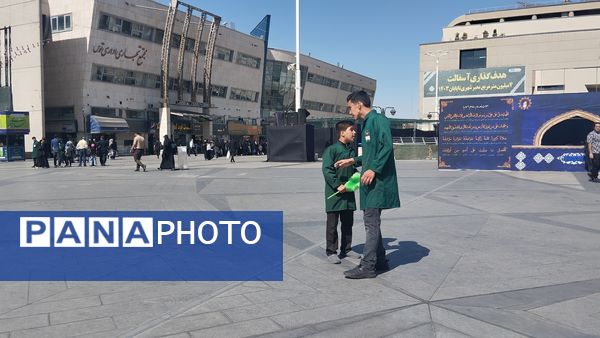 حضور نوجوانان در میدان شهدای مشهد برای استقبال و پذیرایی از زائران امام رضا(ع)