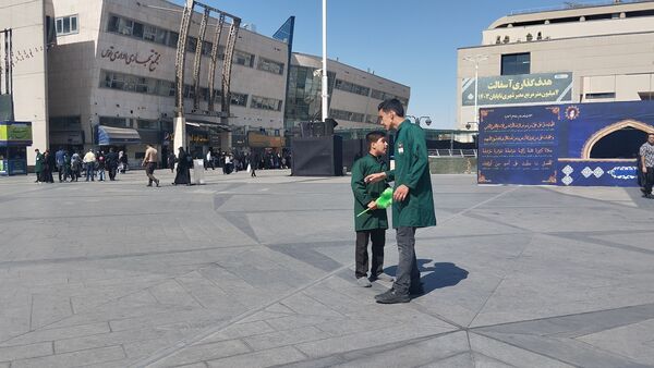 حضور نوجوانان در میدان شهدای مشهد برای استقبال و پذیرایی از زائران امام رضا(ع)