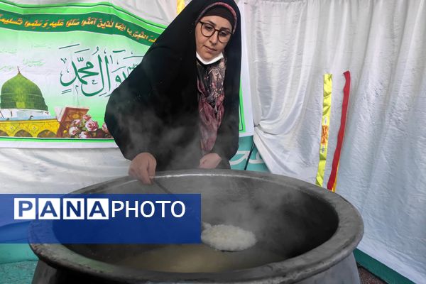 پخت شله زرد نذری در دبیرستان شاهد شهید قاسم سلیمانی