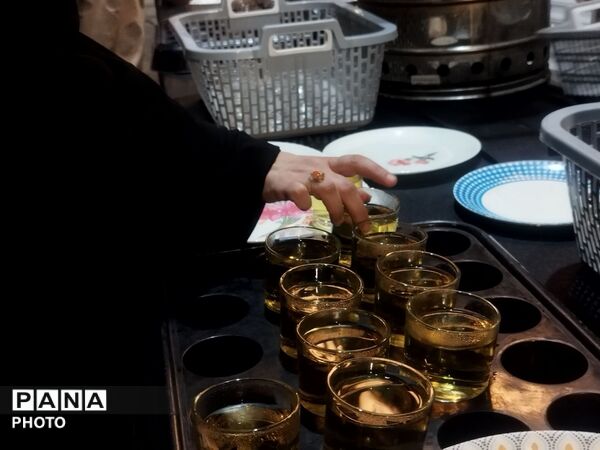طعم خدمت در چایخانه‌ «گلشن»؛ روایت میزبانی طلاب در صد و هشتاد و سومین شب شهادت
