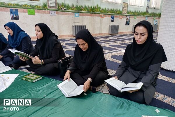 نماز جماعت و محفل انس با قرآن در دبستان شهید آقچه لو رباط کریم 