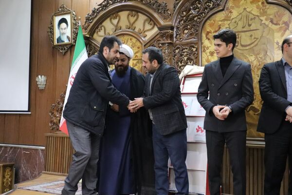 رونمایی کتاب «سه کبوتر حدادان» دانش‌آموز تبریزی