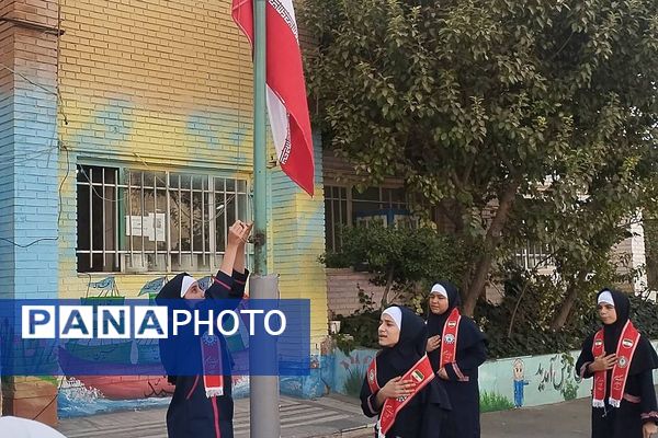 از درس تا دفاع مقدس،دانش آموزان پای کار یاد شهدا با طنین صدای زنگ مقاومت و ایثار 