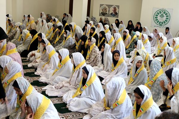 اقامه نماز جماعت در اردوی طرح تمشک در اردبیل