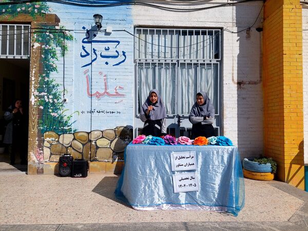  تجلیل از همیاران مشاور دبیرستان نمونه دولتی مهرورزان