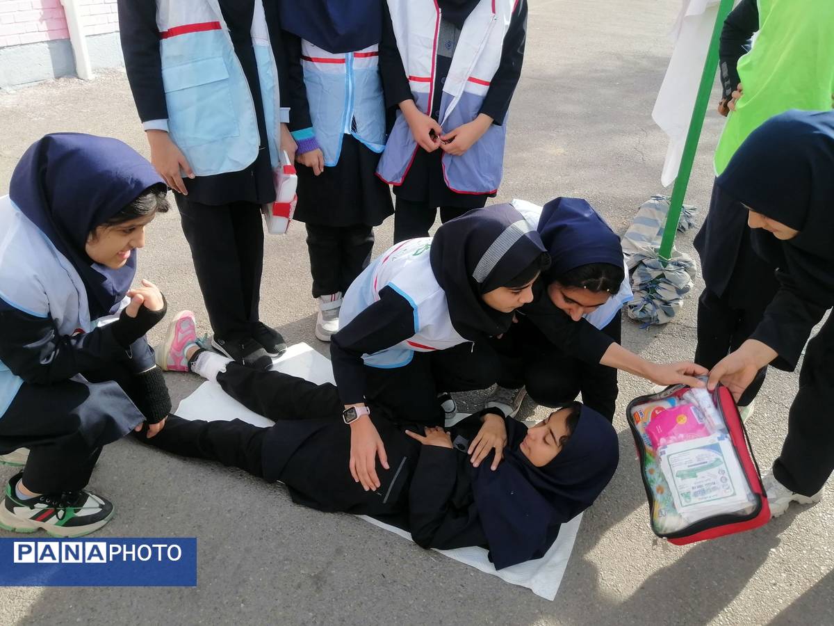 مانور زلزله و آموزش اطفای حریق و ایمن سازی در مدرسه شهید جواهری دو 