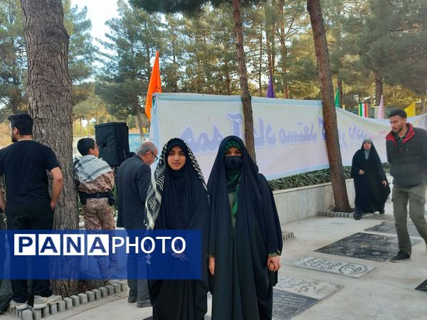 غبارروبی و عطرافشانی گلزار مطهر شهدا در نیشابور 