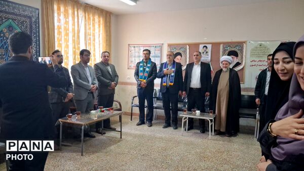 آیین سپاس معلم در مدرسه تمام تشکیلاتی سمیه منطقه مهربان 