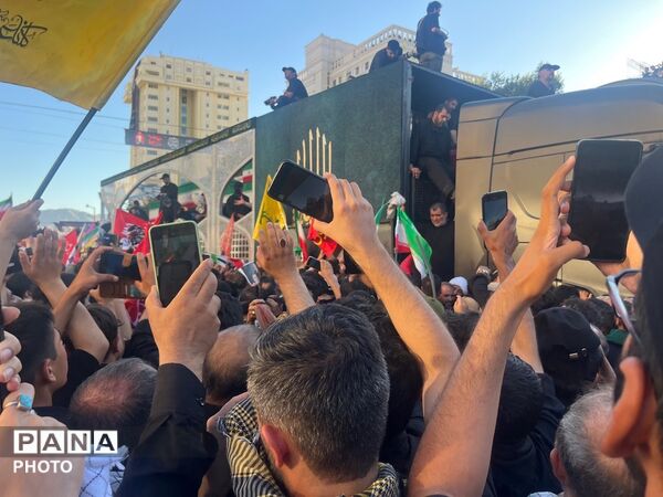حضور گسترده مردم در مراسم تشییع و تدفین رهبر شهید و خانواده گرامیشان