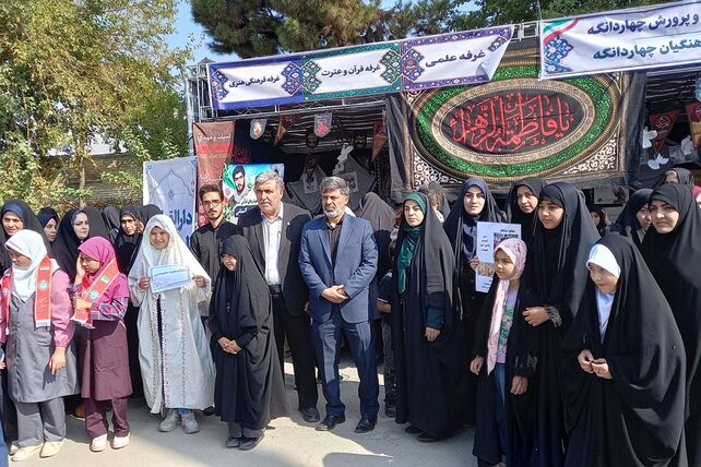 برپایی غرفه قرآن - عترت، فرهنگی - هنری و سلامت در مصلای نماز جمعه چهاردانگه