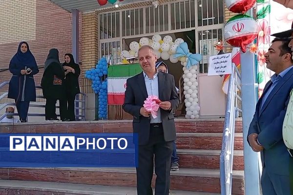 زنگ جشن شکوفه‌ها در مدرسه «آیین روشن» شهریار نواخته شد
