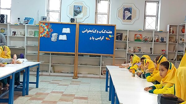 دوستی دانش‌آموزان با کتاب به‌مناسبت هفته‌ کتاب‌ و‌ کتابخانی