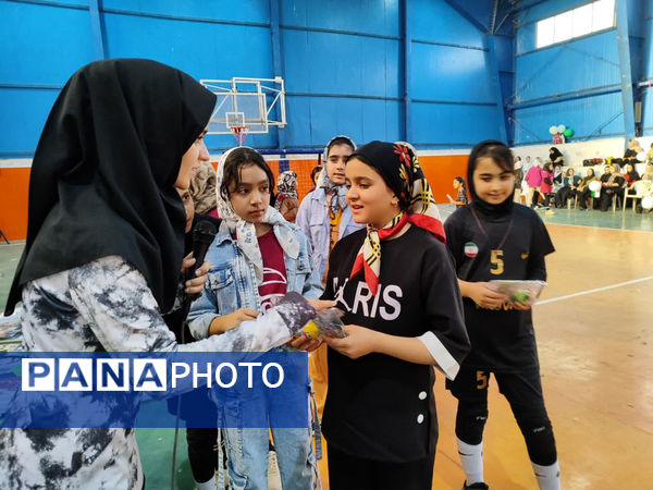 تقدیر از دختران برگزیده مسابقات ورزشی در شهر جعفریه قم