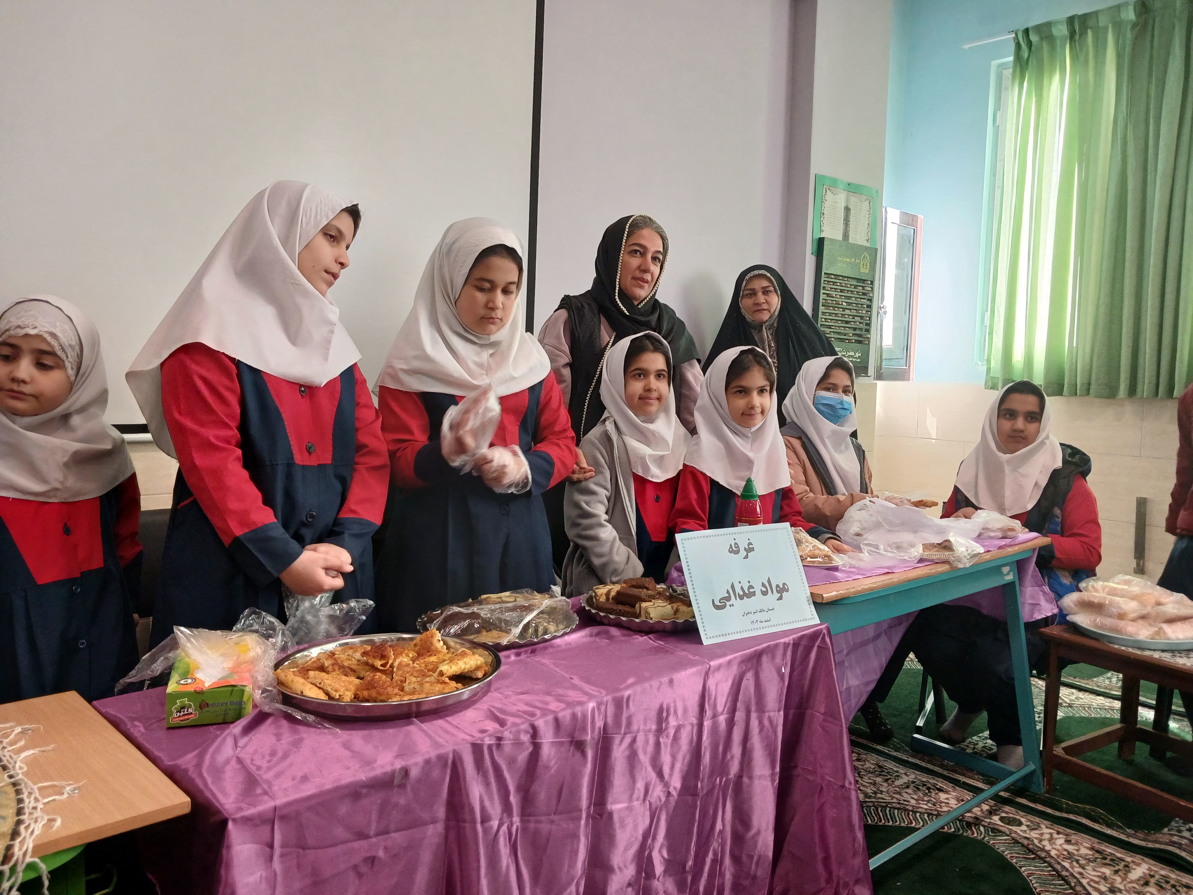 نمایشگاه بهاره دبستان مالک، فرصتی برای تجلی خلاقیت و مهارت‌آموزی دانش‌آموزان بود