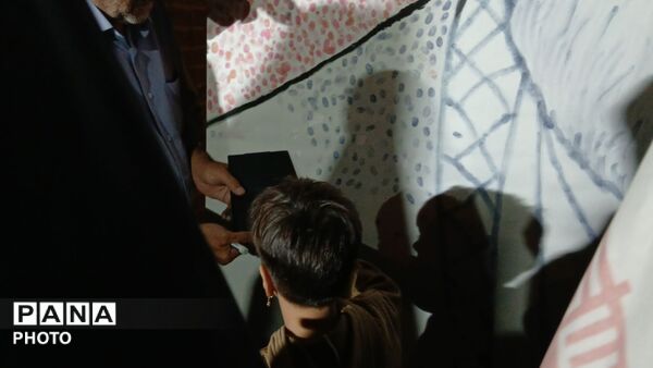 اثر انگشت هایی که قاب رهبر شهید را کامل کردند 