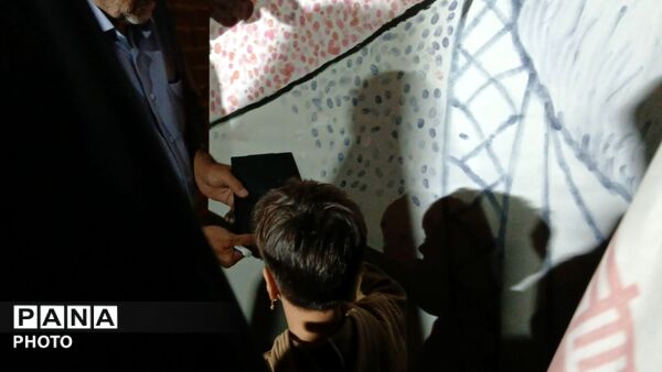 اثر انگشت هایی که قاب رهبر شهید را کامل کردند 