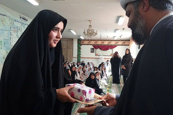 برپایی نماز جماعت مدارس کهریزک با حضور امام جمعه منطقه 