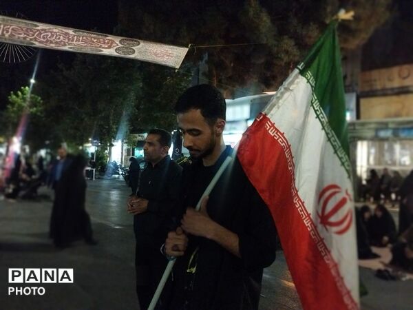 شبِ اشک و عرفان در حسینیه امام خمینی