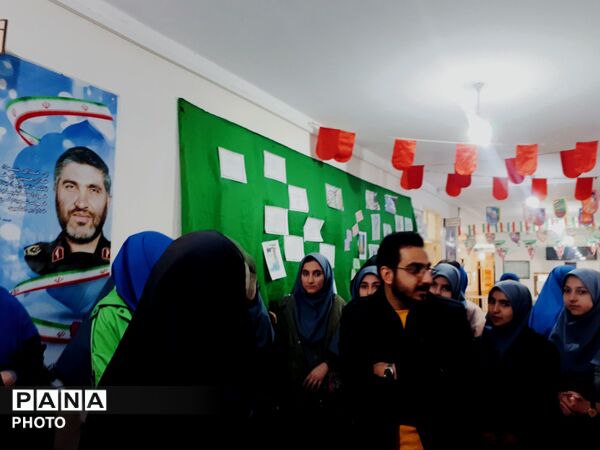 پیوند نسل امروز با آرمان‌های انقلاب  روایت تصویری یک نمایشگاه مدرسه انقلاب