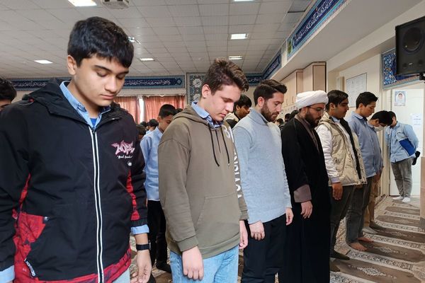 برپایی نماز جماعت در مدرسه انصارالمهدی قرچک 