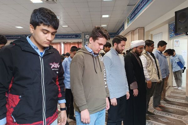 برپایی نماز جماعت در مدرسه انصارالمهدی قرچک 