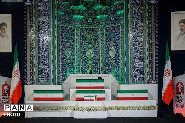 آغاز مراسم تشییع پیکر رهبر شهید و اهل بیت گرامی ایشان در مصلی نماز جمعه تهران