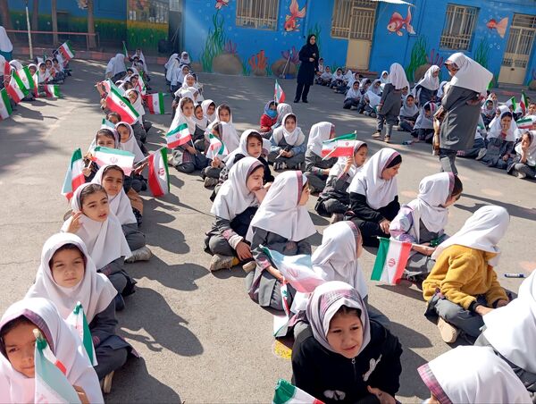 سالروز پیروزی شکوهمند انقلاب اسلامی در دبستان دخترانه نرجس یک و دو 