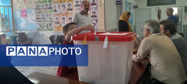 حضور پرشور مردم کرج در پای صندوق‌های رای