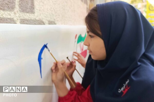 نقاشی دانش‌آموزان دختر در هفته کودک