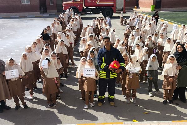 حضور آتش‌نشانان و برپایی نمایشگاه نقاشی در مدرسه حدیث به مناسبت روز آتش‌نشانی