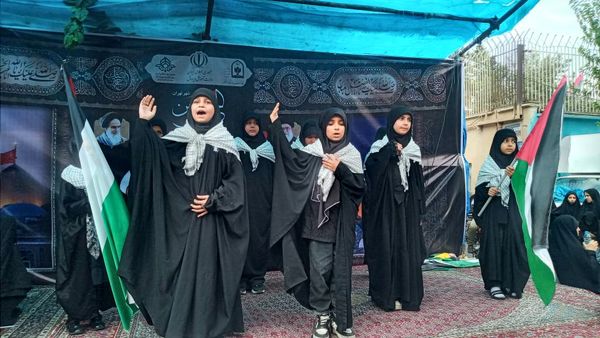 استقبال پر شور مردم از پیاده روی جاماندگان اربعین در مسیر خیابان ۱۷ شهریور تهران