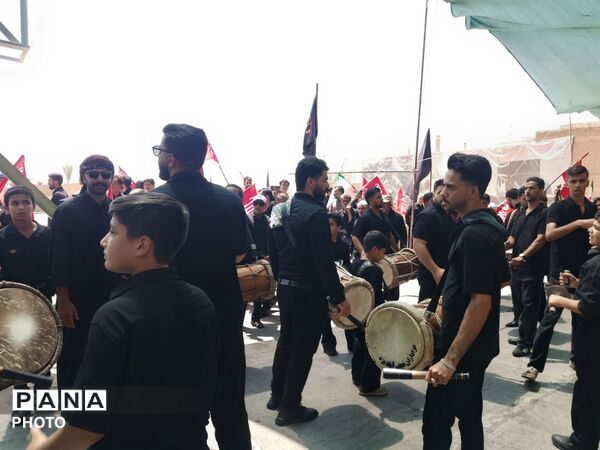 برپایی موکب‌ «جاماندگان عشاق الحسین» سازمان دانش‌آموزی یزد در نجف‌آباد