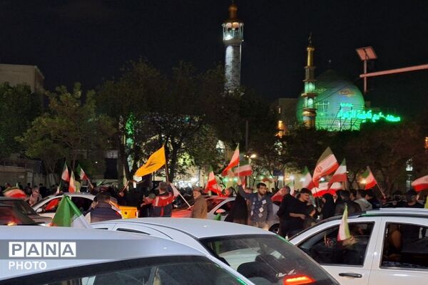 ادامه خدمت‌رسانی مواکب شهرری به تجمعات شبانه ضد صهیونیستی در میدان نماز 
