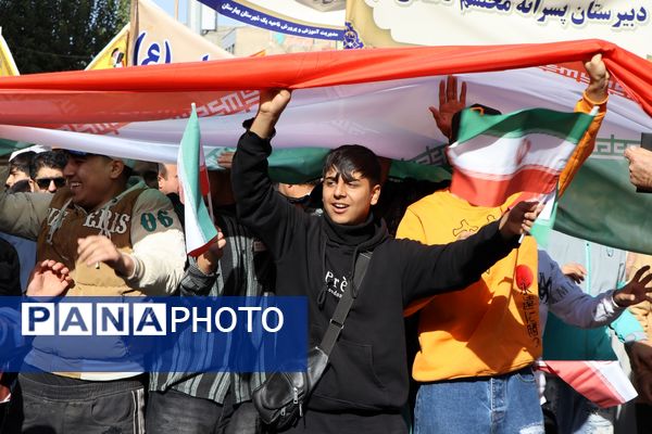 حضور پرشور دانش‌آموزان و مسئولین در راهپیمایی ۱۳ آبان در ناحیه یک بهارستان