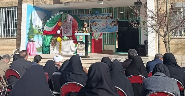 گرامیداشت سالگرد انقلاب با نواختن زنگ در دبیرستان دخترانه شاهد
