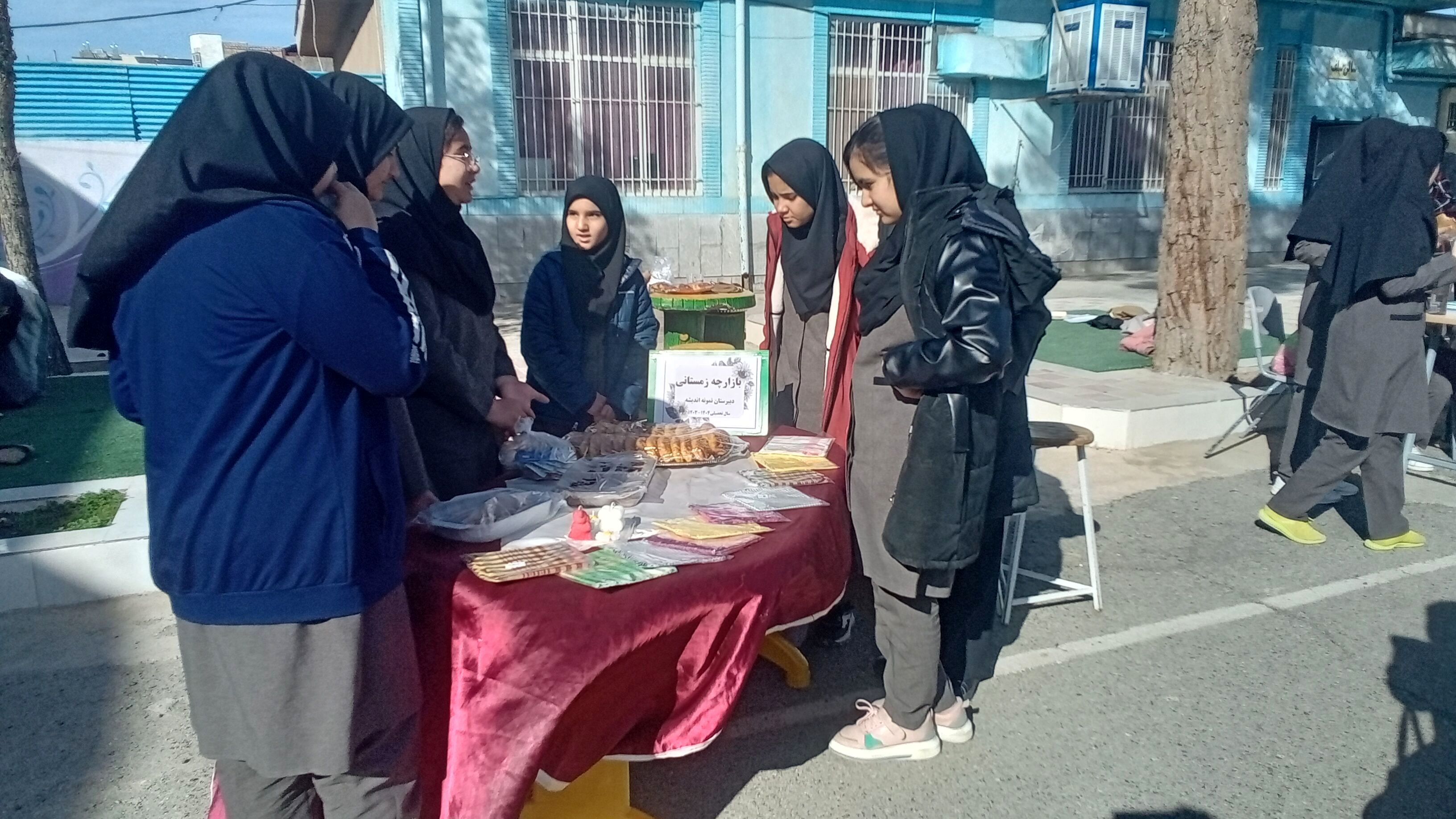 بازارچه‌‌ دانش‌آموزی در‌ دبیرستان‌ نمونه‌ اندیشه‌ کاشمر