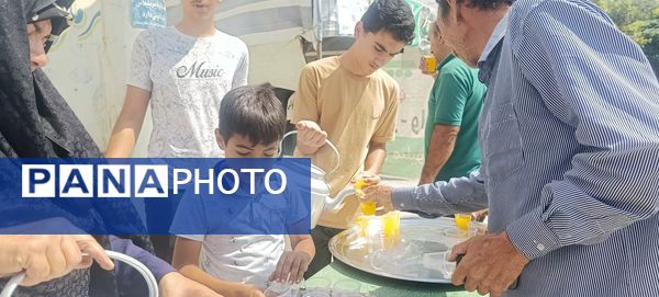 توزیع شربت و شیرینی به مناسبت میلاد پیامبر اسلام (ص) 