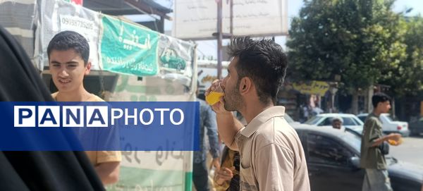 توزیع شربت و شیرینی به مناسبت میلاد پیامبر اسلام (ص) 