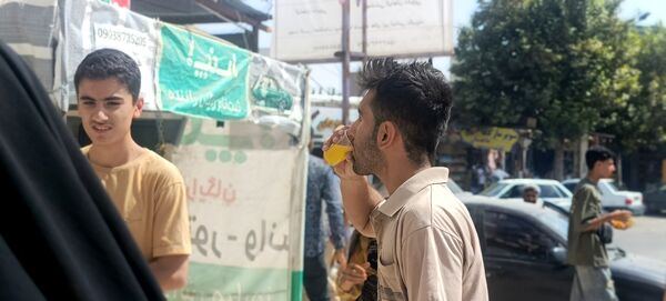 توزیع شربت و شیرینی به مناسبت میلاد پیامبر اسلام (ص) 