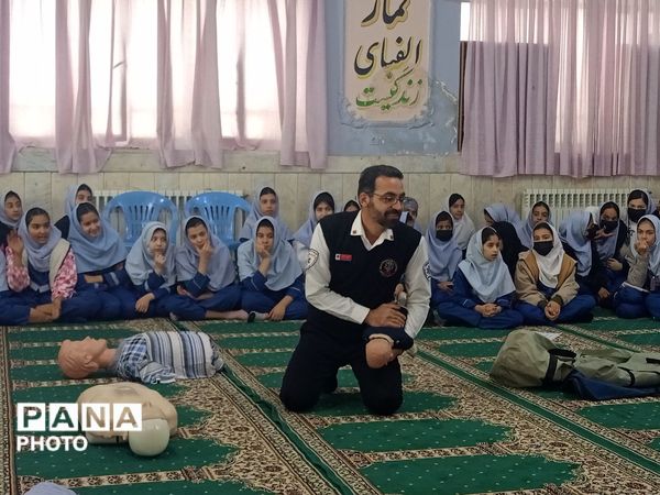 جلسه  آموزشی طرح ماهر سفیران سلامت در مدرسه بنت المهدی صدر ۲