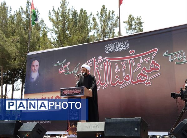 اقامه نماز ظهر عاشورا در بیرجند