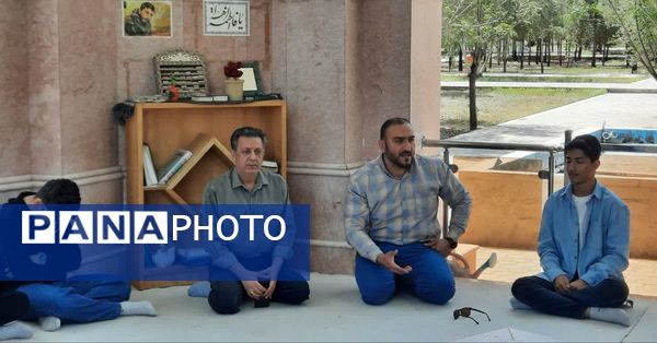 ادای احترام و غبارروبی گلزار شهدای گمنام توسط دانش‌آموزان