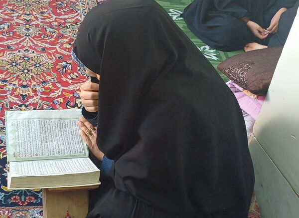 دانش آموزان  در جست و جوی آرامش و نزدیکی به خدا
