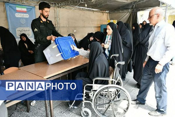 حضور مردم ناحیه دو شهرری در دور دوم انتخابات در کنار مسئولین پای صندوق‌های رای