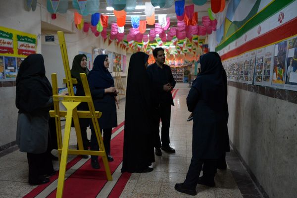 فانوس به دبیرستان حکمت آمد