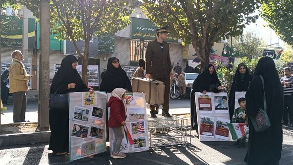دانش‌آموزان با حضور در راهپیمایی ۱۳ آبان تنفر خود را نسبت به شیاطین امروزی نشان دادند