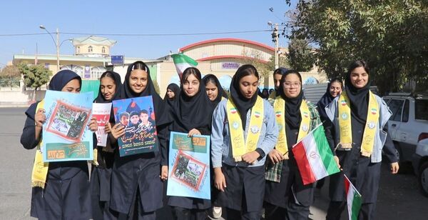 برپایی غرفه سازمان دانش‌آموزی دلیجان در راهپیمایی روز دانش‌آموز